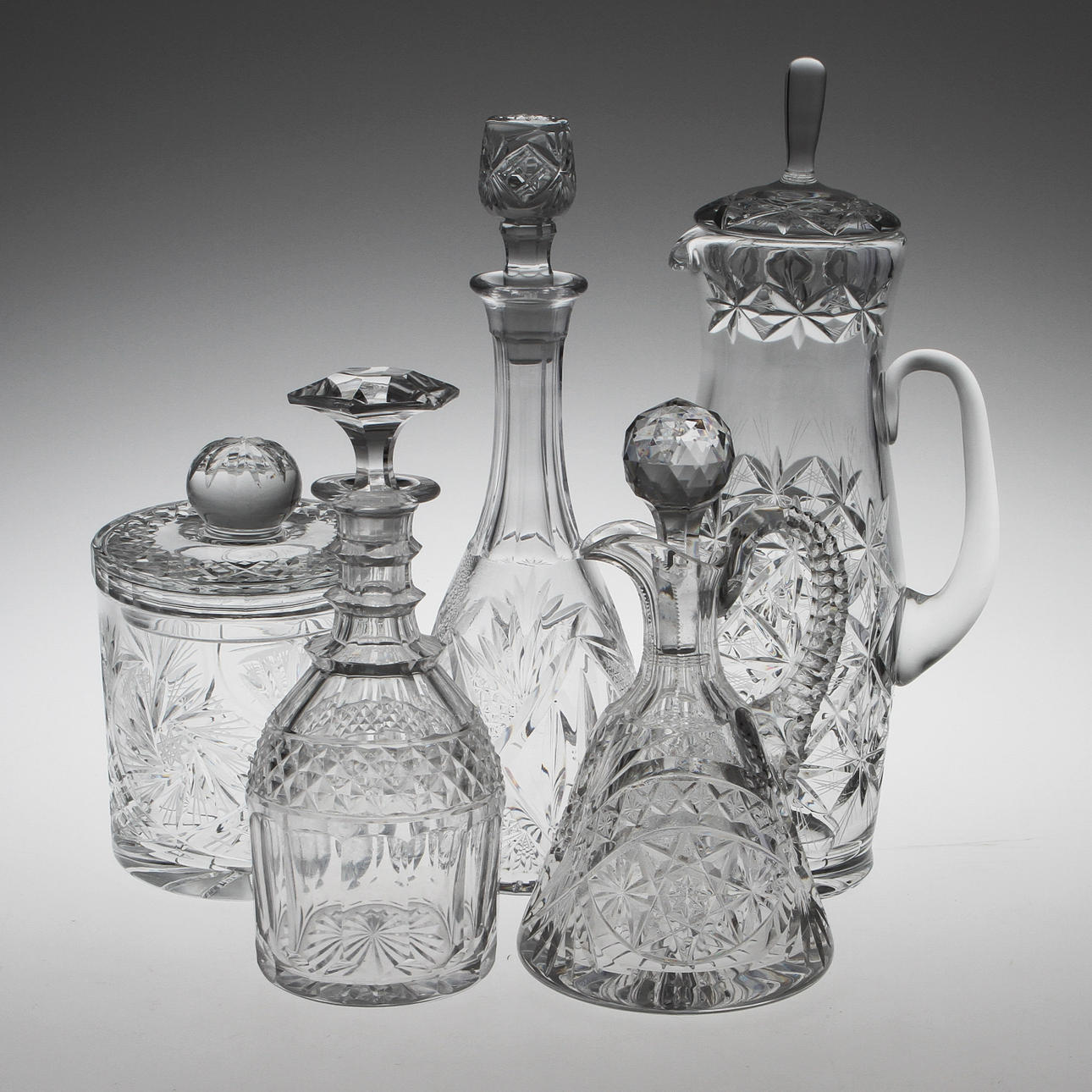 KARAFFER, 4 st samt SKÅL, glas, 1900-tal.