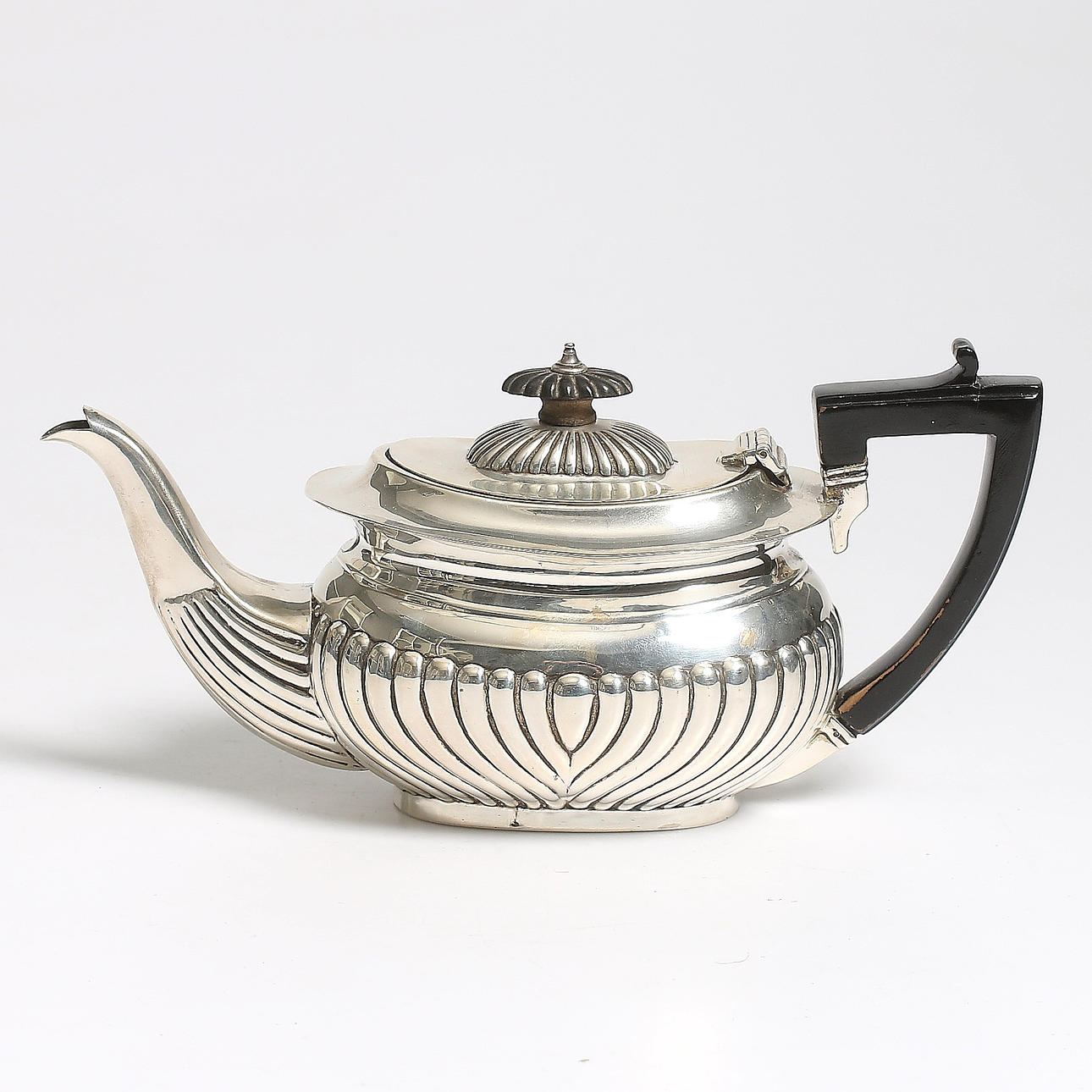 TEKANNA, silver, AJH, London, 1899. Bruttovikt 324 gram.