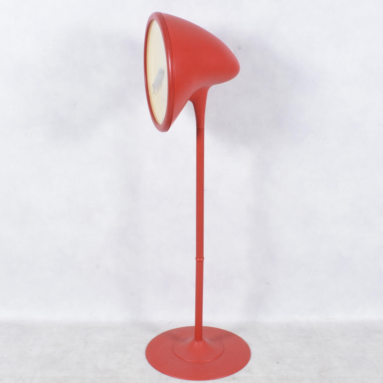 BODEN, IKEA, roter Kunststoff.