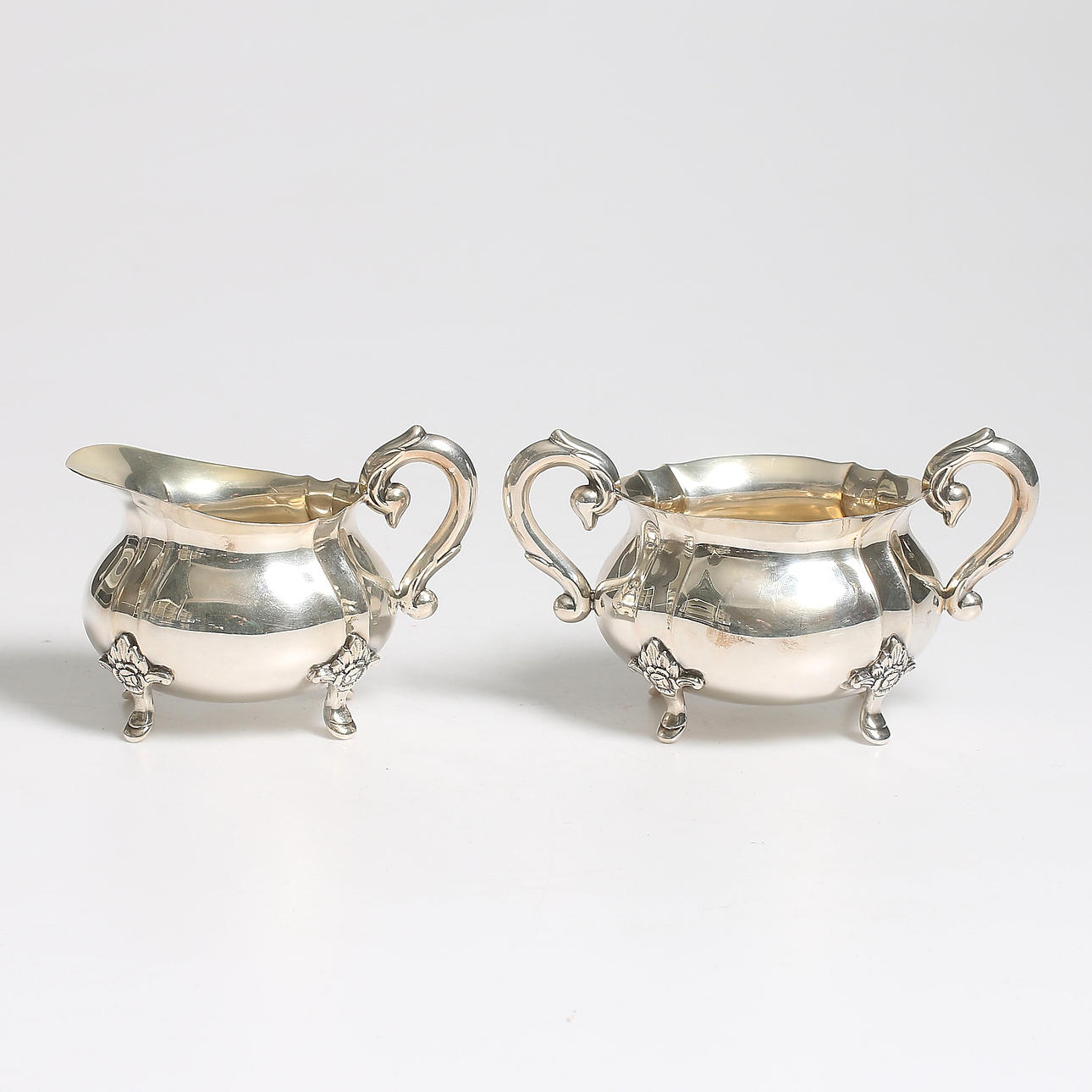 SOCKERSKÅL och GRÄDDKANNA, silver, NSK, Ramlösa, 1952. Vikt 294 gram.