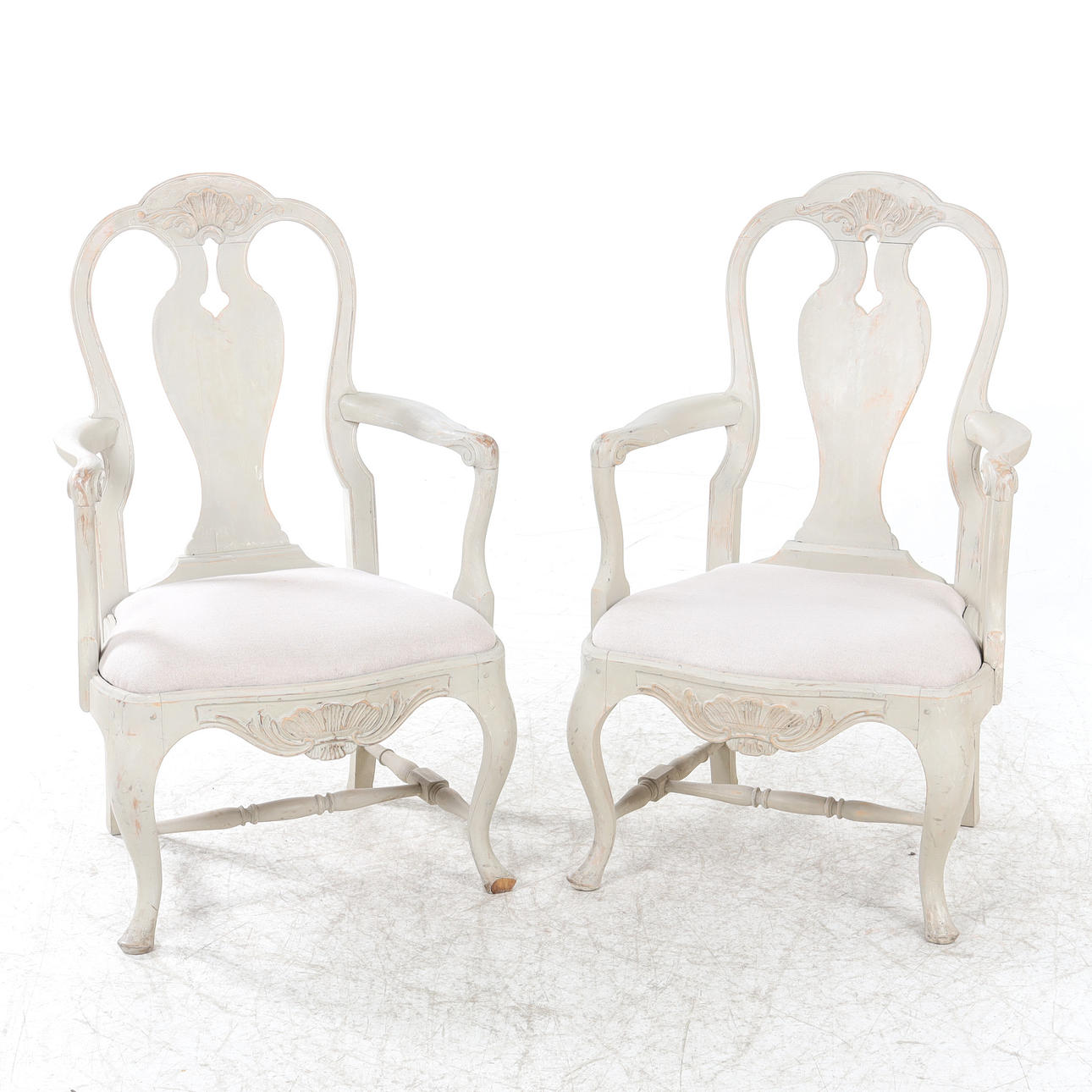 KARMSTOLAR, ett par, rokokostil.