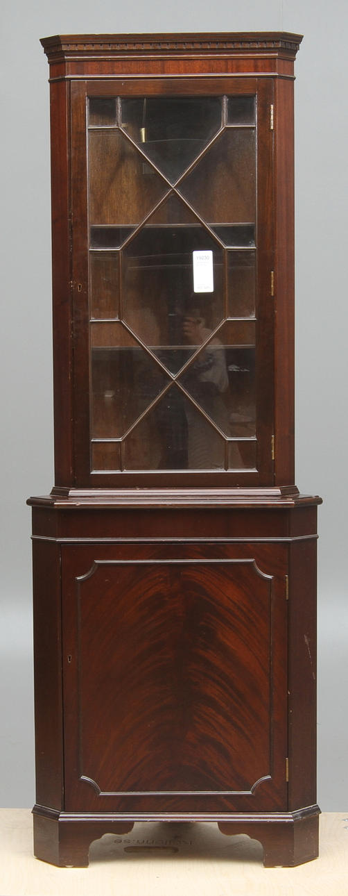 HÖRNVITRINSKÅP, engelsk stil, 1900-tal.