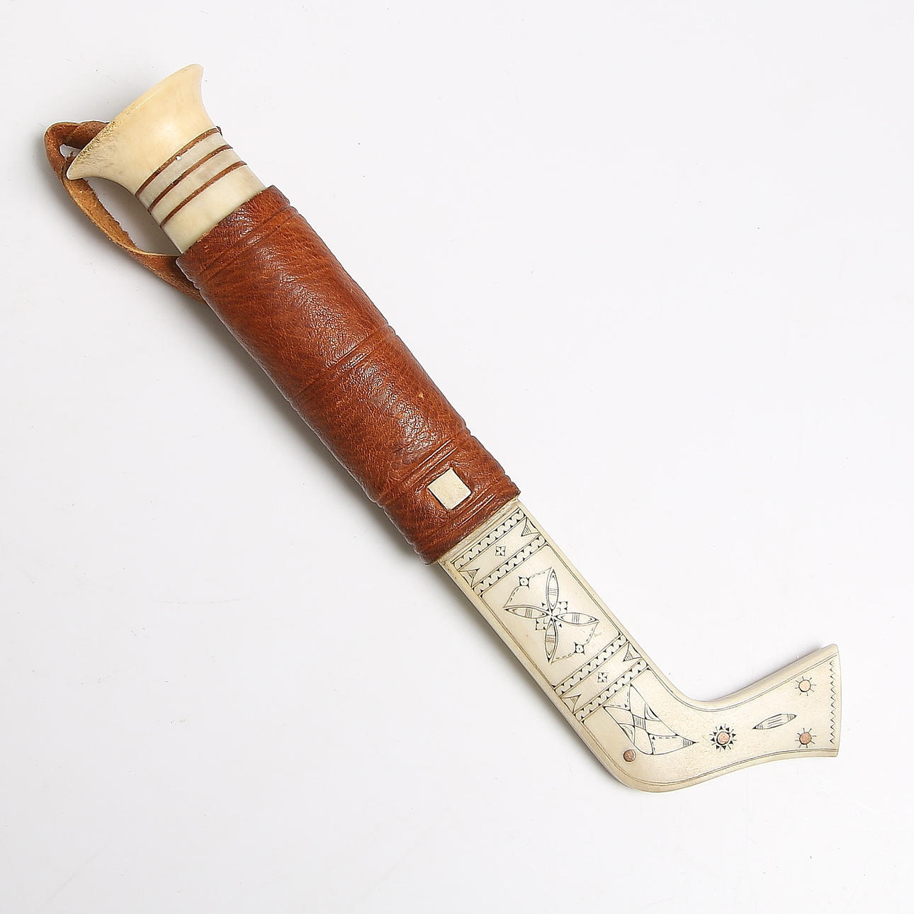 SAMEKNIV, horn och läder, Nikulaus Fankki, 1900-talets mitt.
