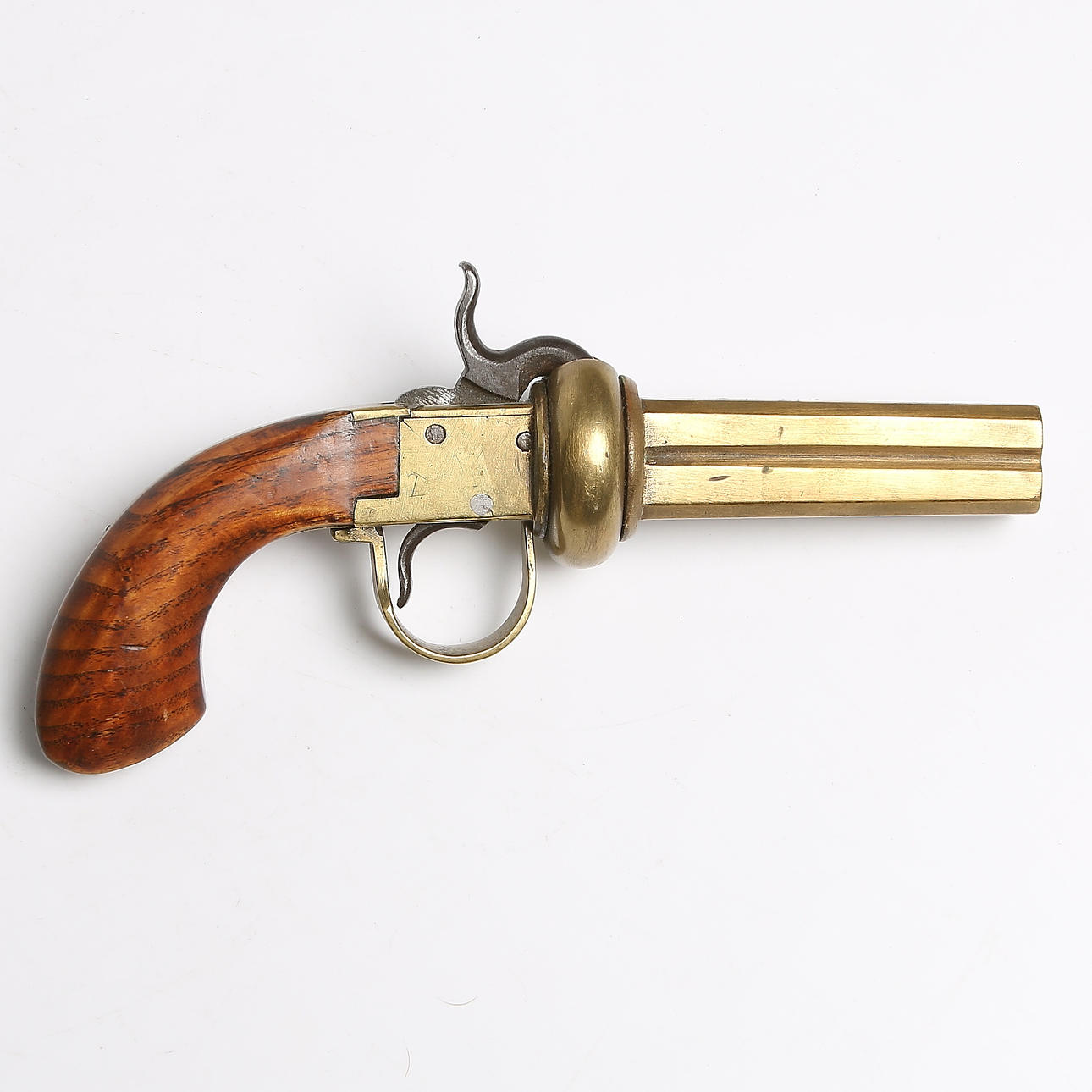 PEPPERBOX, mässing med valnötsskaft, stämplad IEH, J. Engholm, 1800-talets mitt.