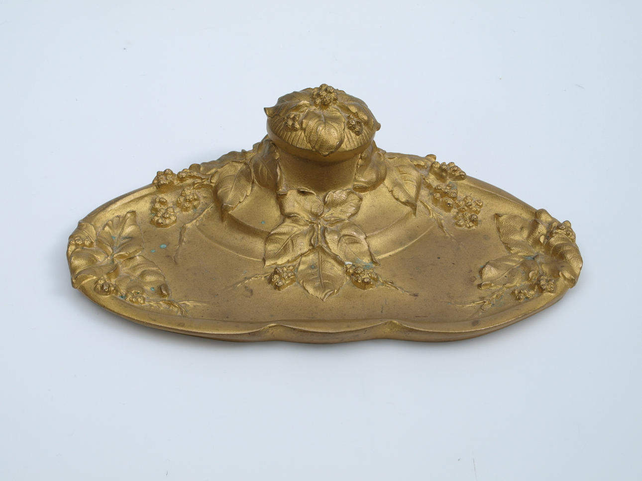 CASSONNET. Bläckställ, brännförgyllt, 1800-talets sista fjärdedel, signerad.