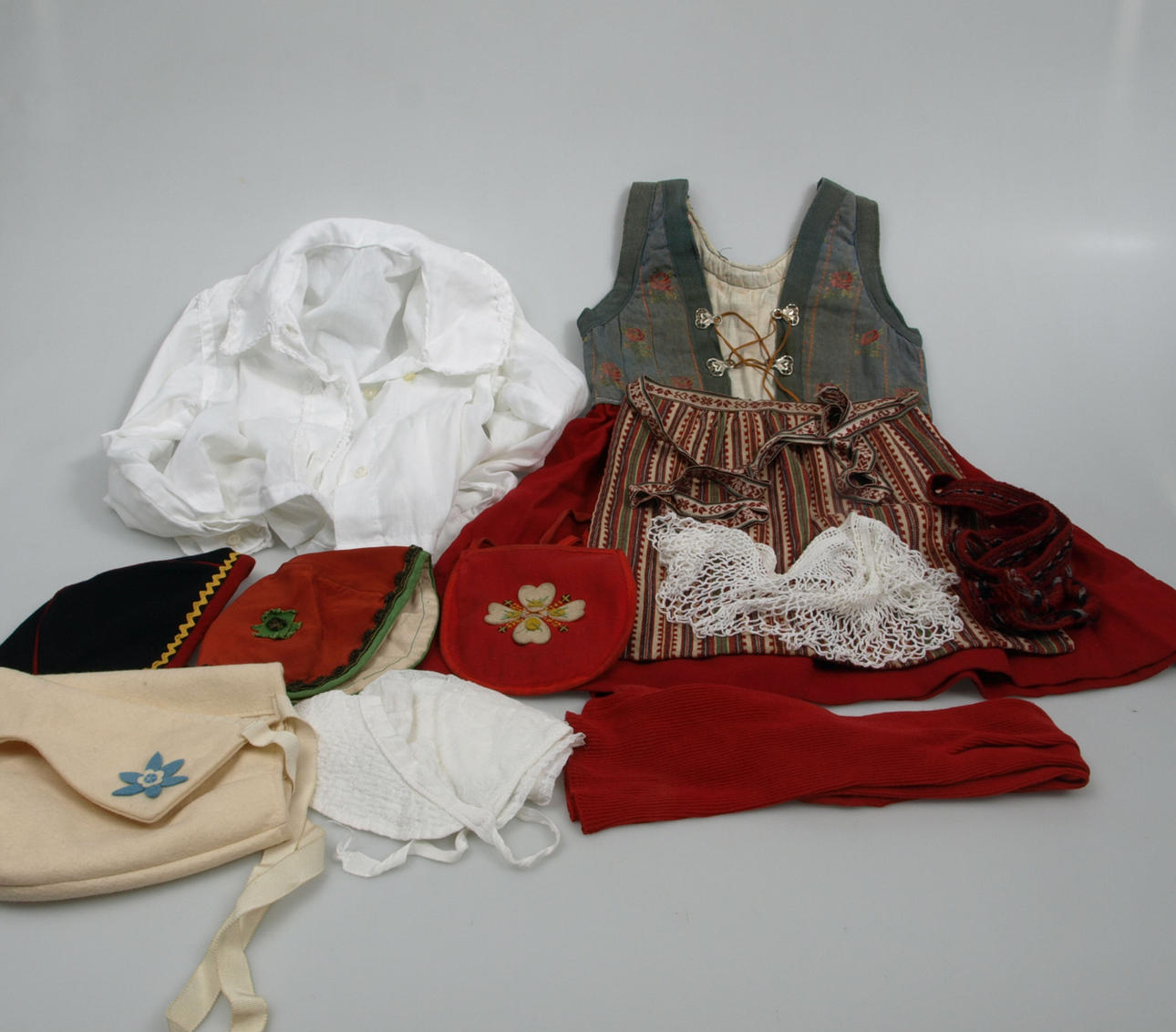 HÄRADSDRÄKT, 11 delar, barnstorlek.