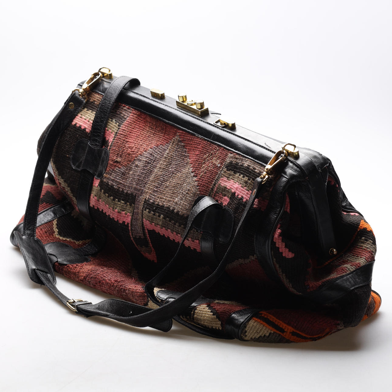 BOLSO, kilim y cuero, 1900.