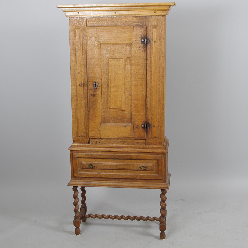 SKÅP, ek, barockstil, 1700/1800-tal, underrede senare.