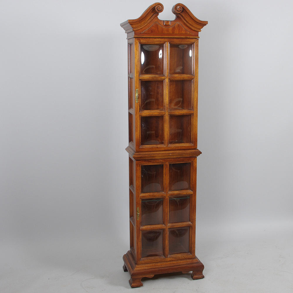 VITRINSKÅP, betsat trä med välvt glas och glashyllor, sent 1900-tal.