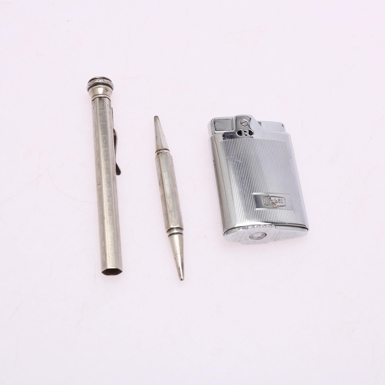 FEUERZEUG, 2 Stück und BLEISTIFT.