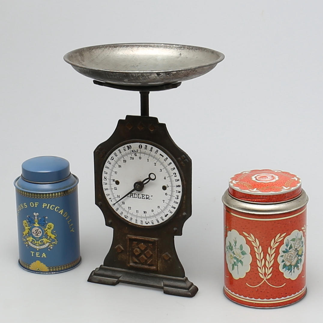 PARTI KÖKSUTENSILIER. Våg och burkar. Fösta hälften av 1900-talet.