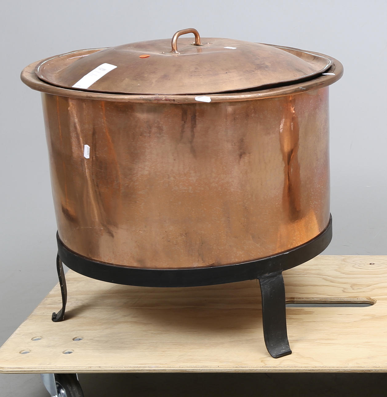 KOPPARBASE på smidesställning, 1900-tal.