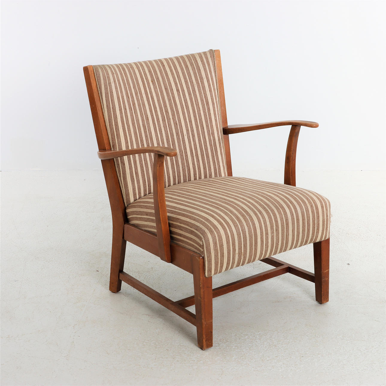 LÆNESTOL, fineret ryg, 1940'ernes Danmark.