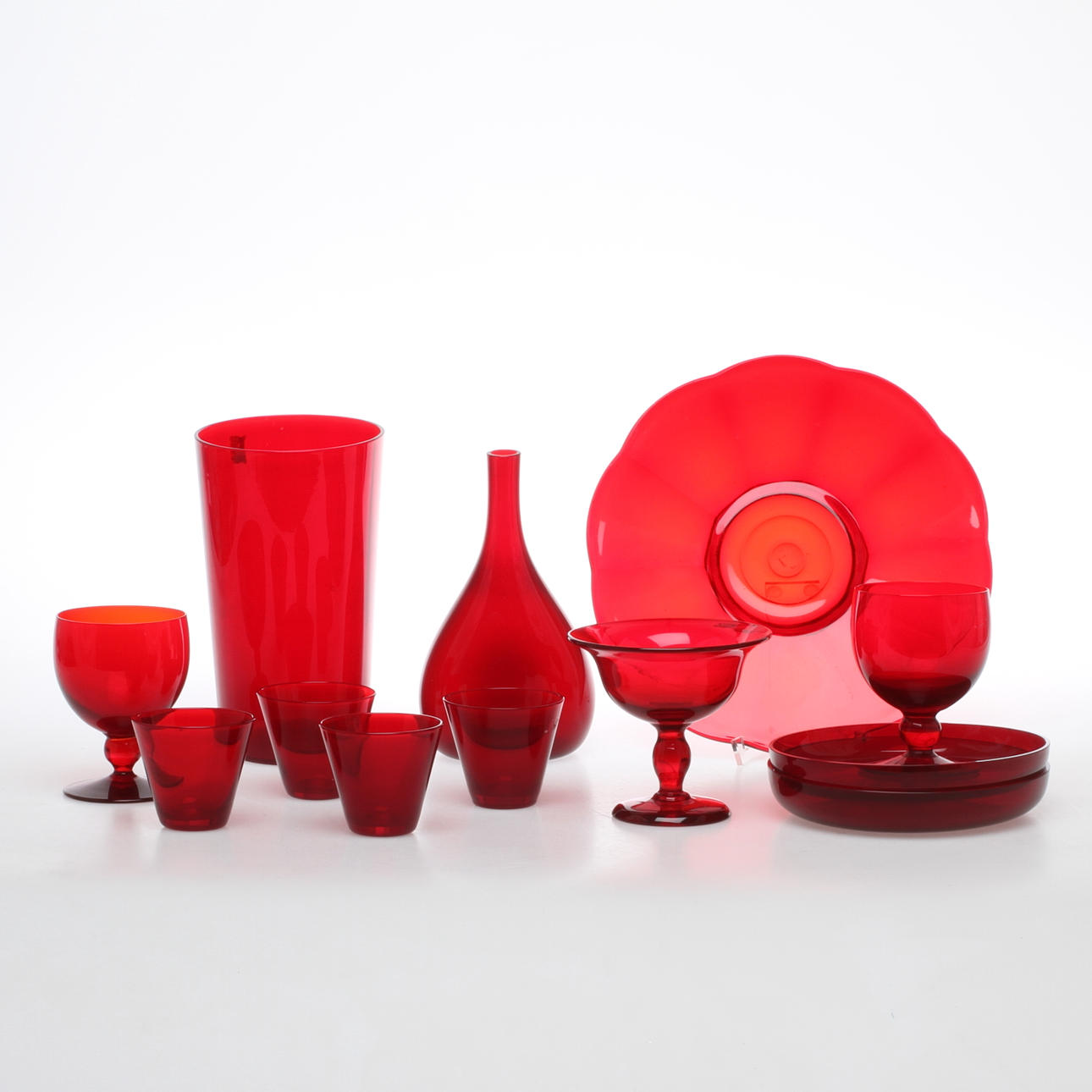 PARTI GLAS, 12 delar, röd glasmassa, mestadels Reijmyre.