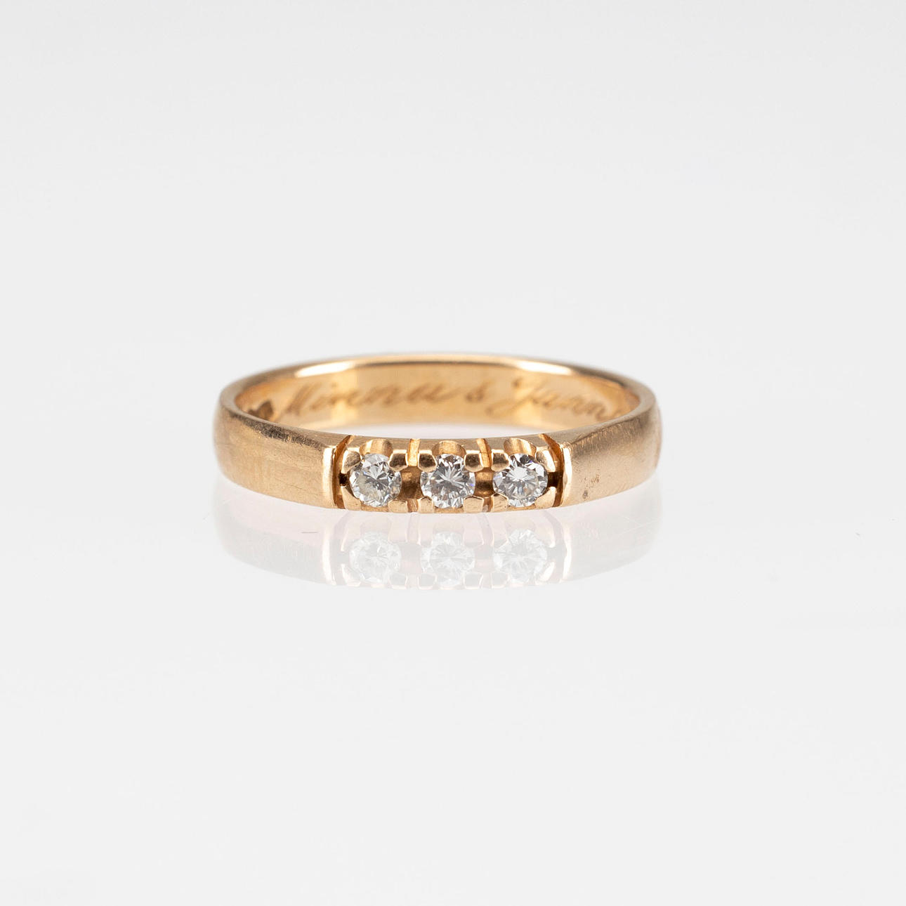 ANILLO, tres diamantes, oro 14K.