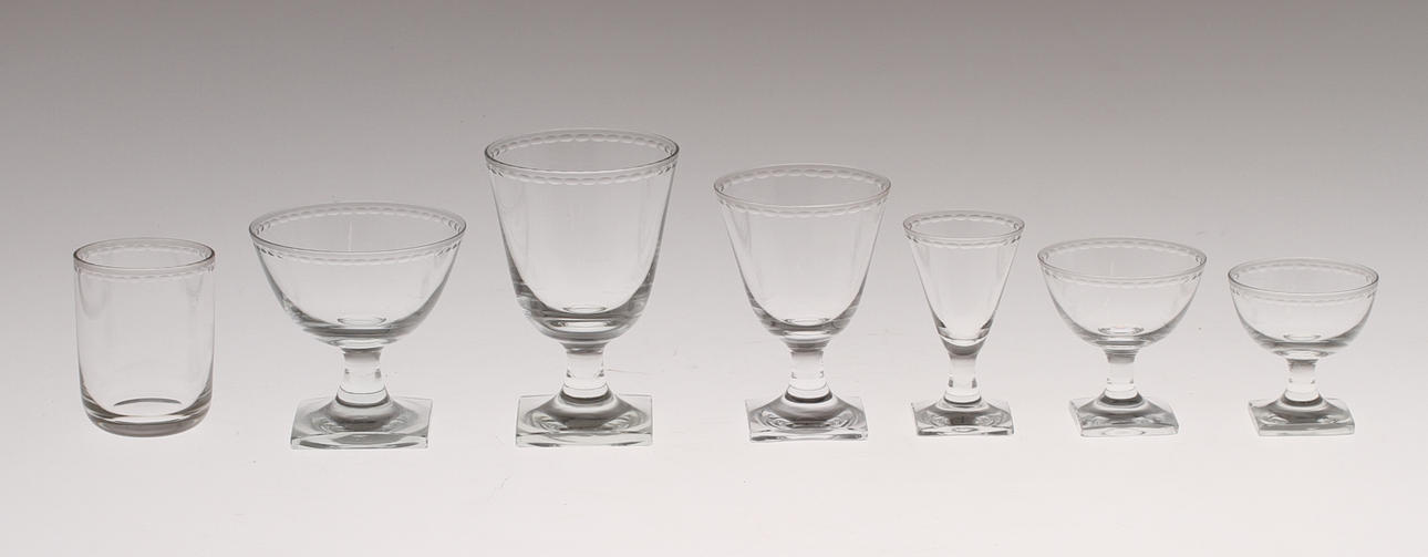 SERVISGLASDELAR, 67 dlr, fykantig fot och pärkantsdekot, glas.