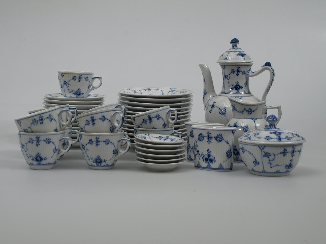 MOCKASERVIS, 46 delar, "Musselmalet", Riflet, Kunglig Dansk.