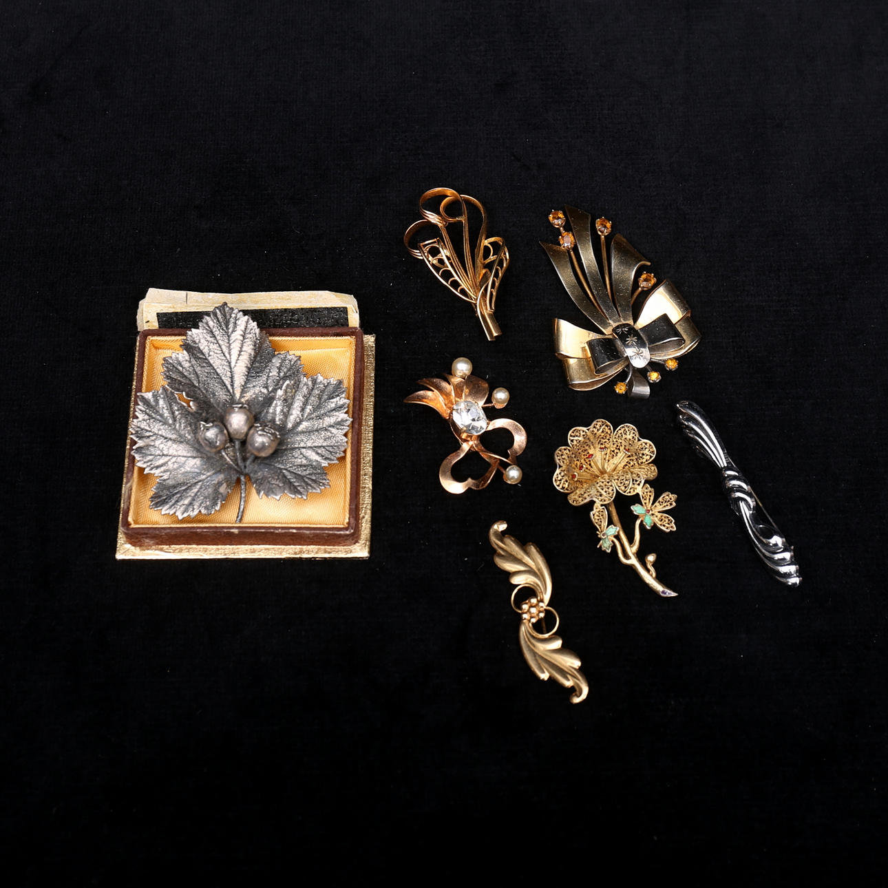 BROSCHER SAMT HÄNGE, 7 st bijouterier.