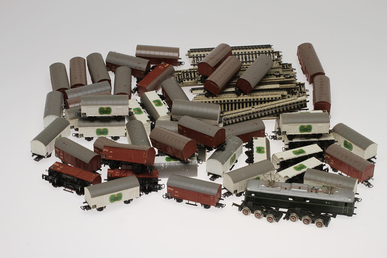 MODELLTÅG Liliput cirka 50 vagnar och ett lok utan motor, cirka 40 Märklinskenor.