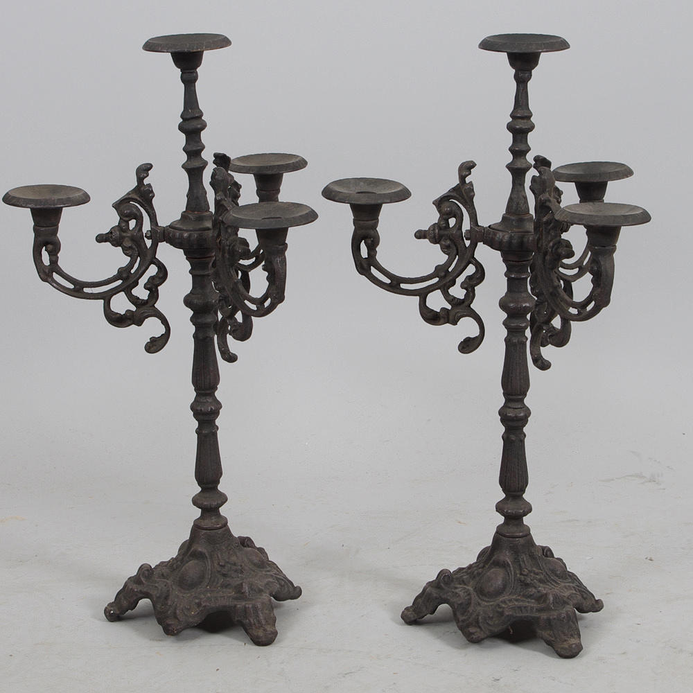 KANDELABRAR, 1 par, svartmålad gjutjärn, samtida.