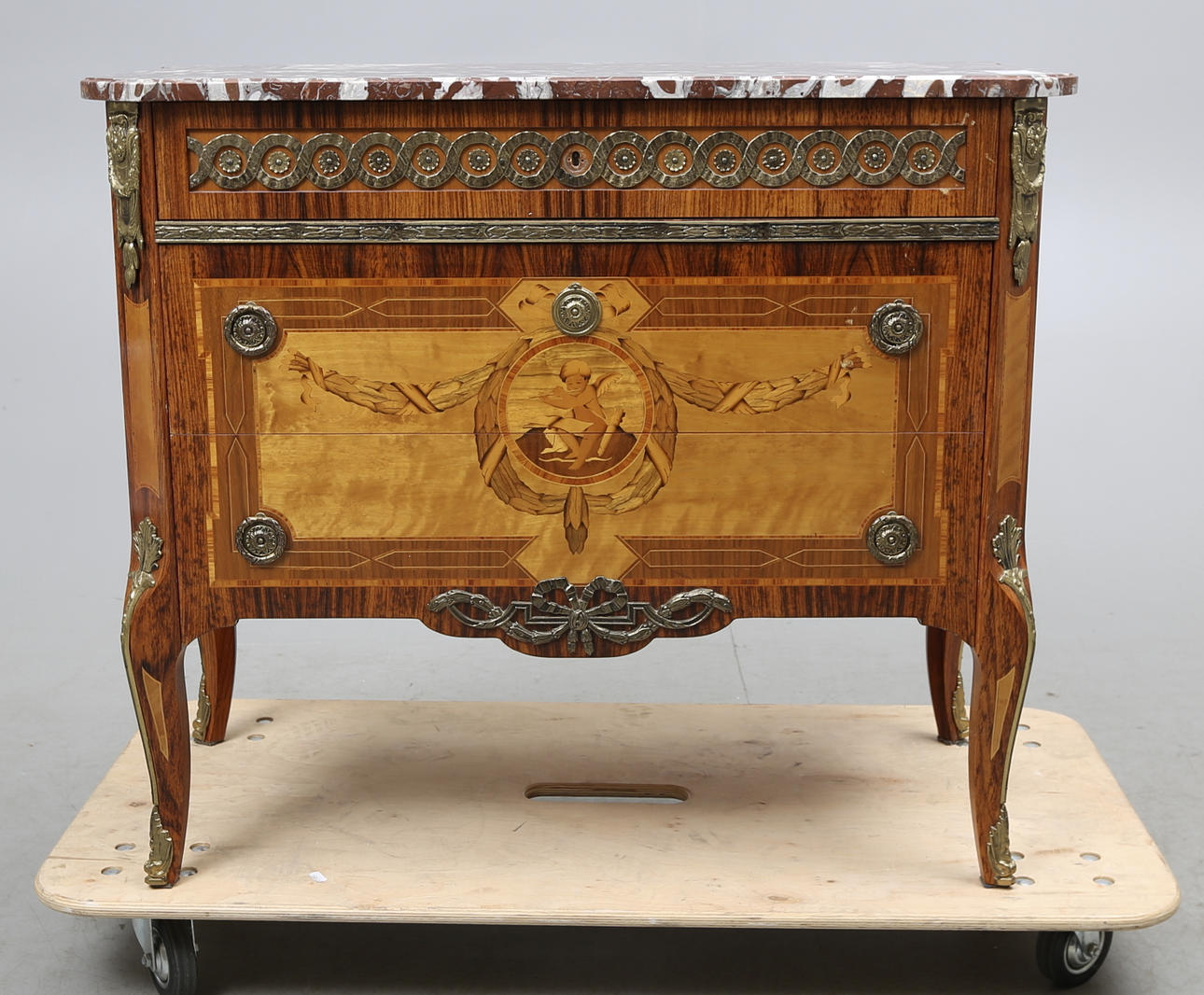 BYRÅ, sk Haupst-stil, Östergyllens Möbelindustri, Motala, 1900-tal.