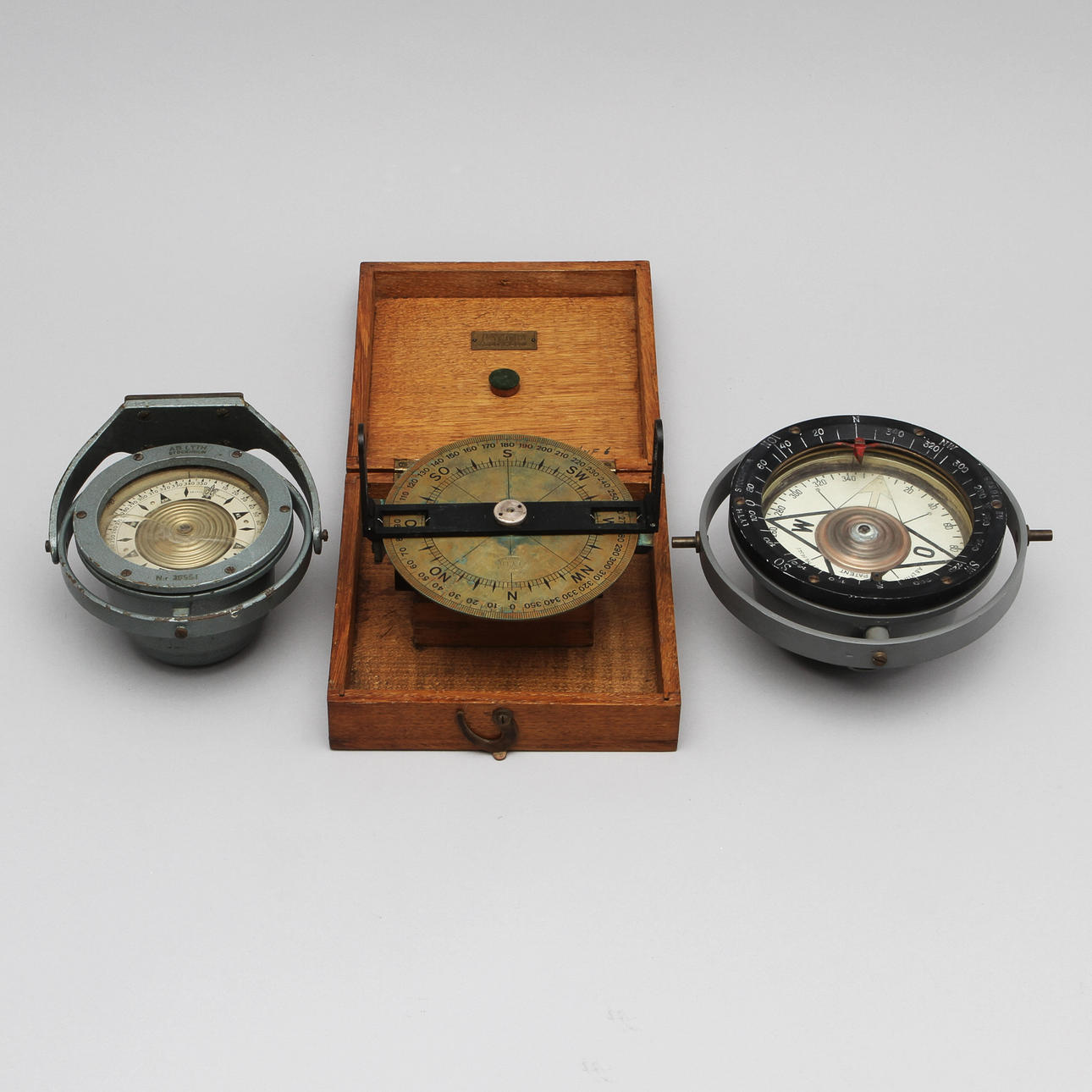 KOMPASSER, 3 st, AB Lyth Stockholm.