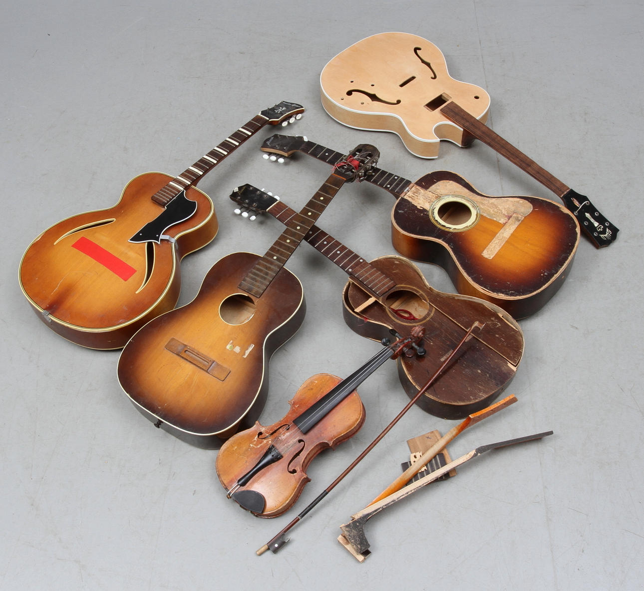 GITARRER 5 st samt FIOL, renoveringsobjekt.