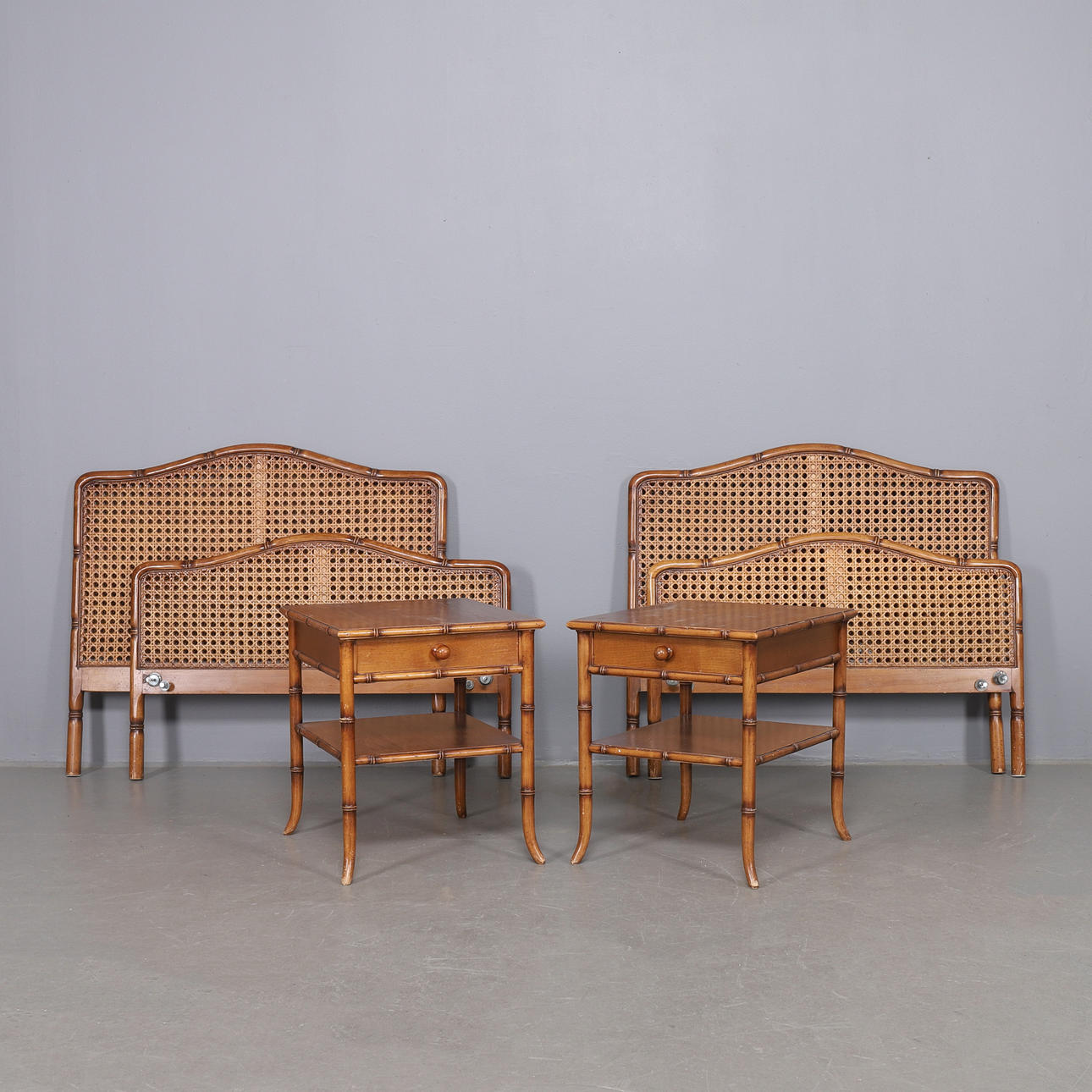 SÄNGGAVLAR och SÄNGBORD, 6 delar.