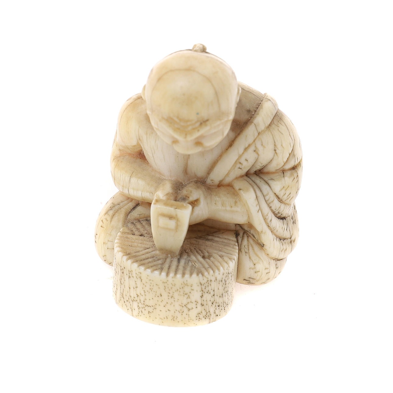 UN NETSUKE JAPONÉS DE UN ALBAÑIL.