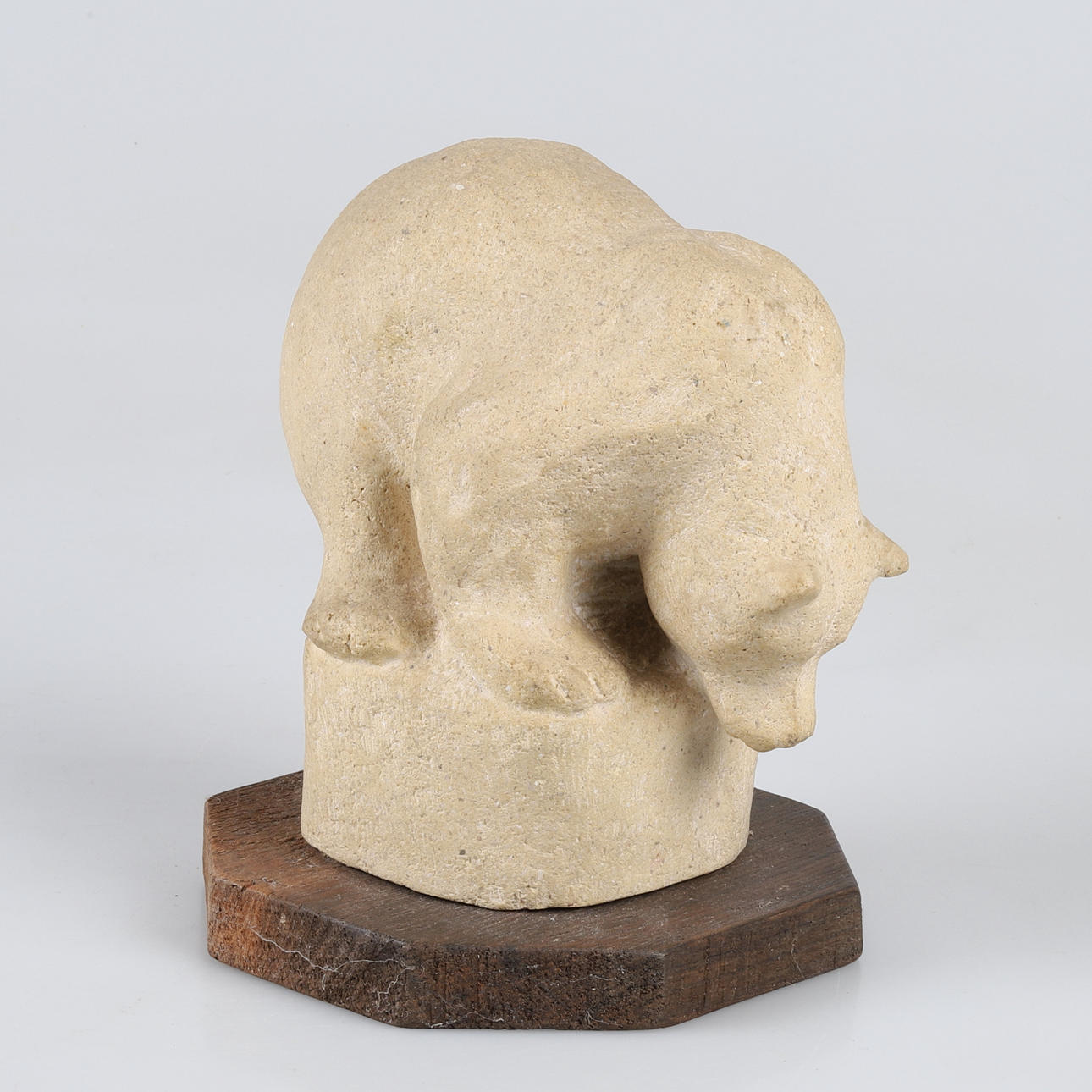 OIDENTIFIERAD SKULPTÖR. Björn, stone mass, signed LG.