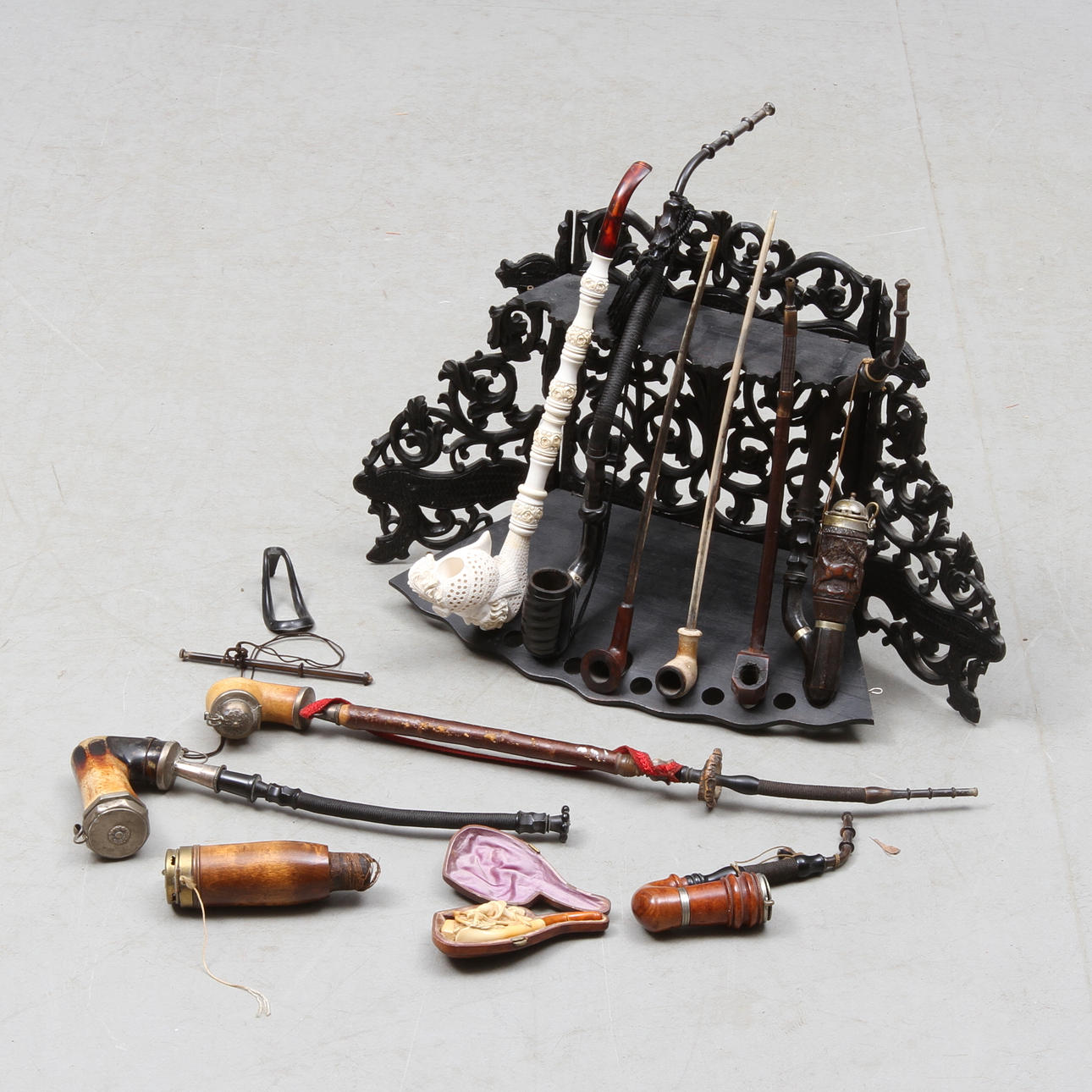 PIPOR, 11 st, samt PIPSTÄLL, mestadels långpipor, 1800/1900-tal.