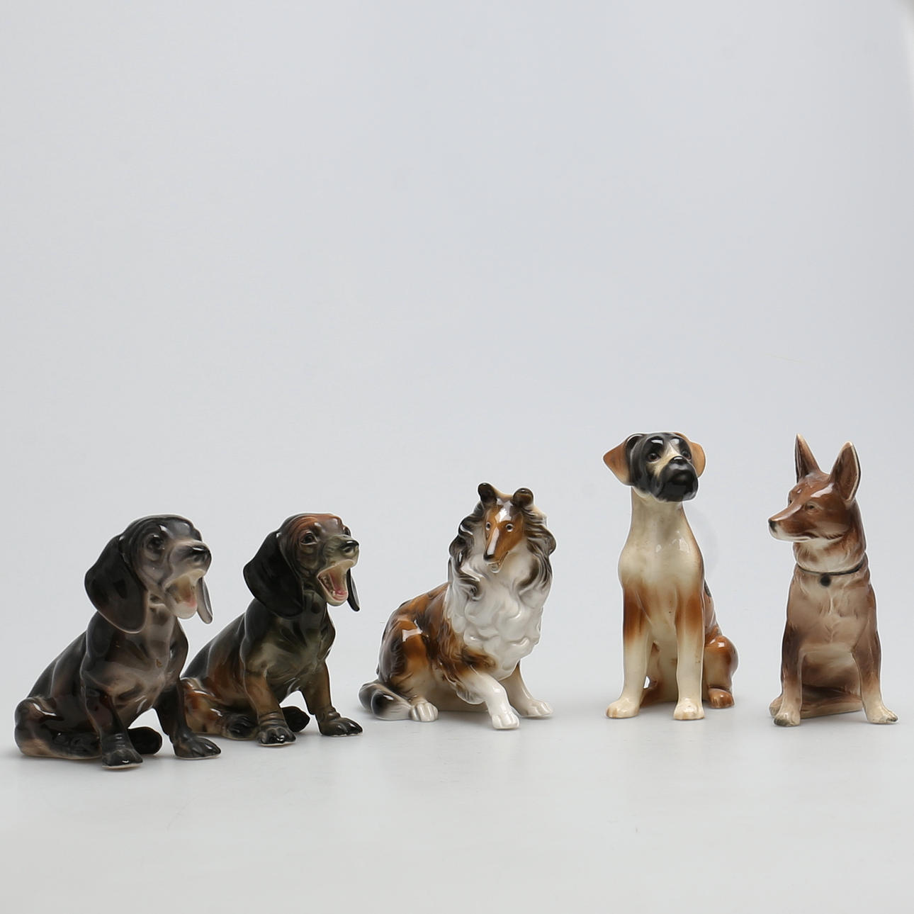 FIGURINER i porslin. 5 st. Hundar. Bla Zierkeramik Katzhütte, Thuringian Germany.