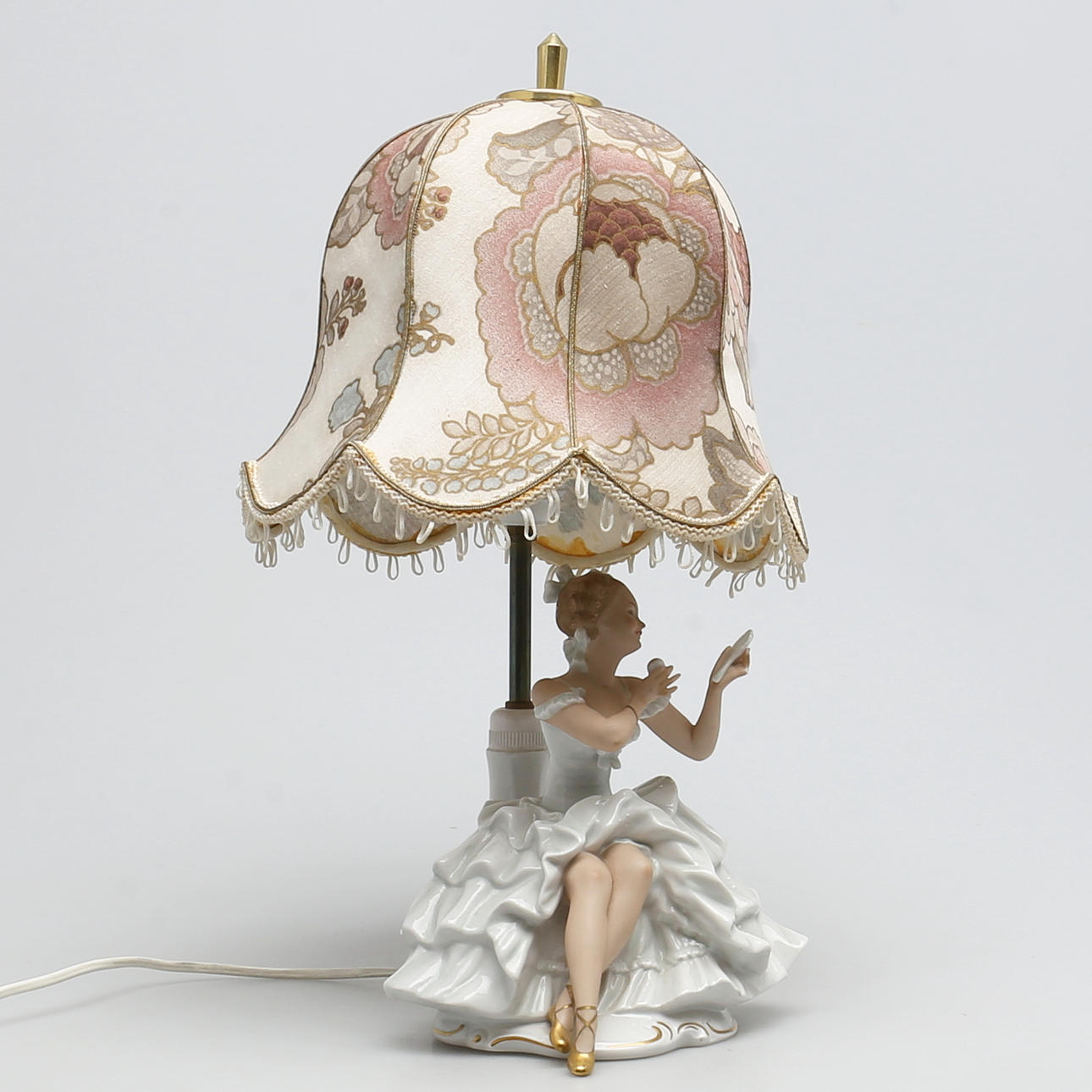 BORDSLAMPA i porslin. Sittande dansös. Wallendorf Thuringen, Tyskland.
