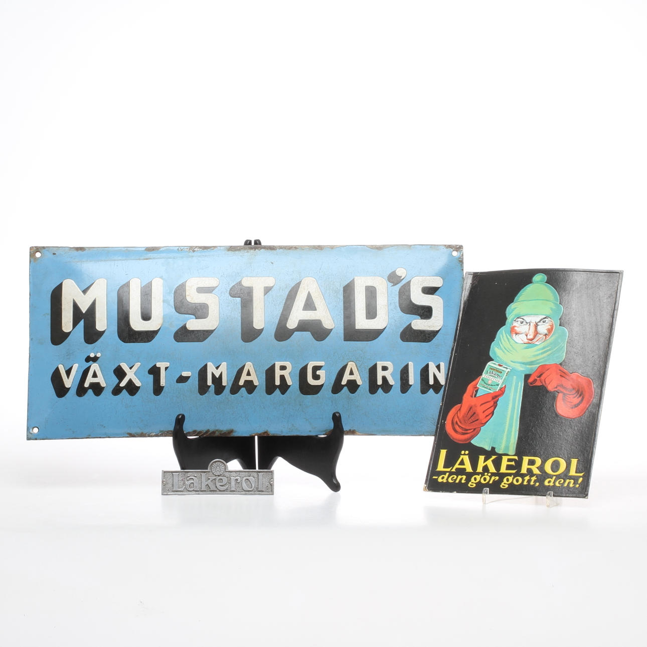 SKYLTAR, 3 st, emalj, aluminium samt papp. Bl a Läkerol.