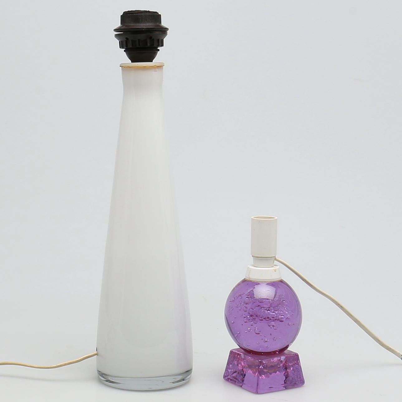 BORDSLAMPOR. 2 st. Glas. En är etikettmärkt Konst Glashyttan Urshult.