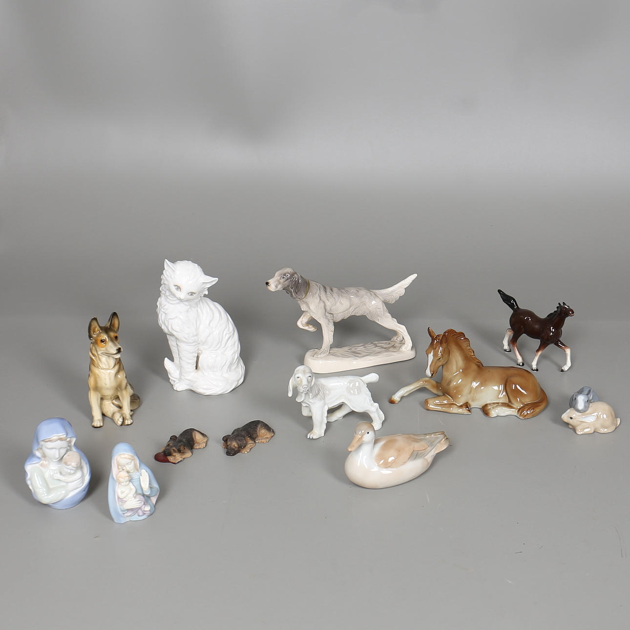 FIGURINER i porslin. 12 st. Bla. Katt, Maria och Jesusbarnet, hund.