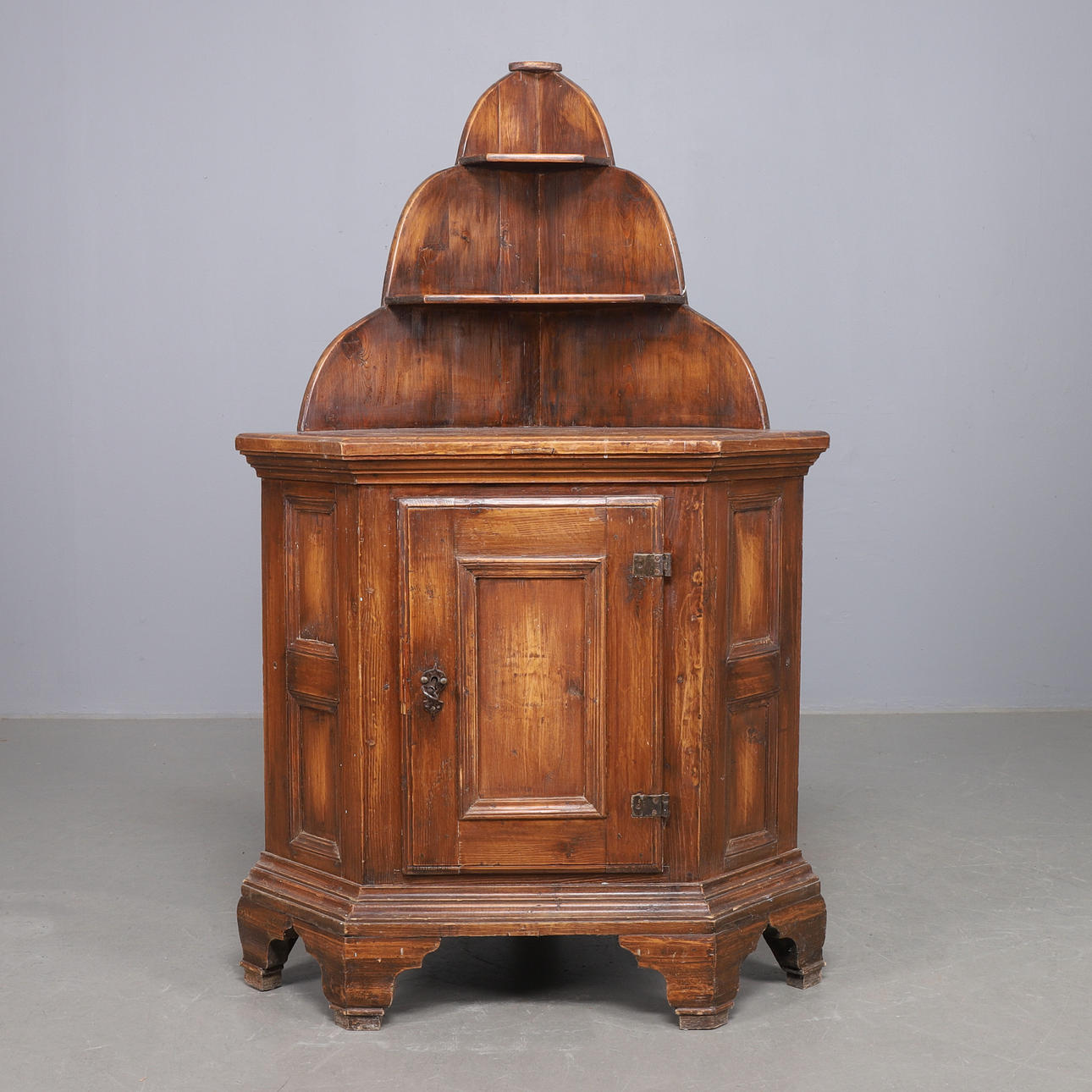 ECKSCHRANK, Kiefer, 19. Jahrhundert.