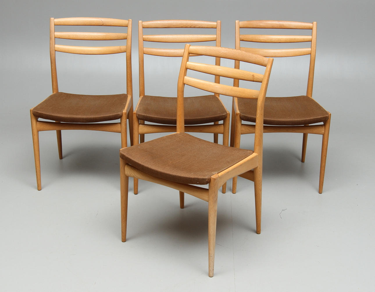 STOLAR, 4st, Yngvar Sandström, för NKs verkstäder, "Triva" serien.