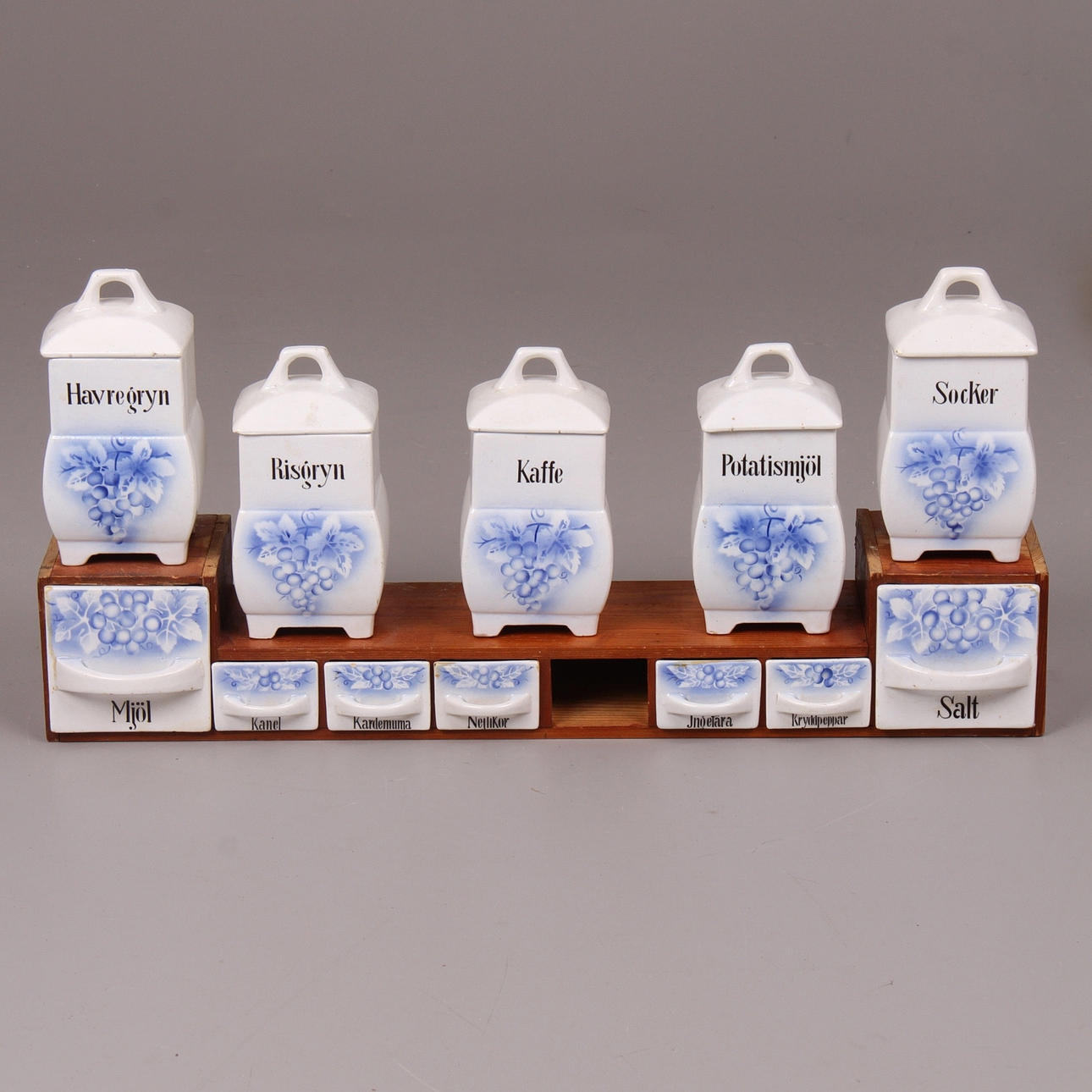 KRYDDSTÄLL, samt speceriburkar, porslin, 1900-tal.