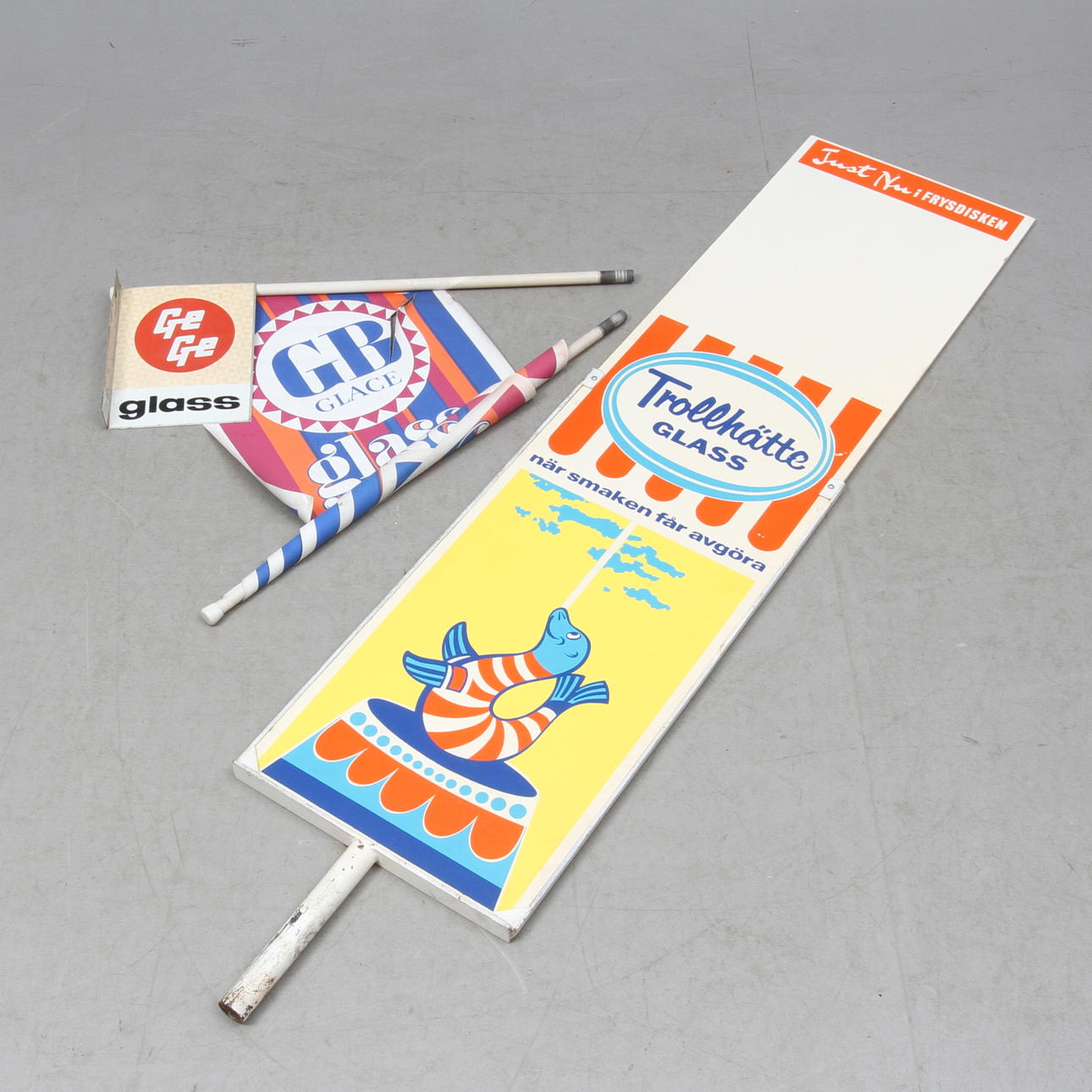 SKYLTAR samt FLAGGOR, 4 delar, glassreklam, från gammal lanthandel, 1900-tal.