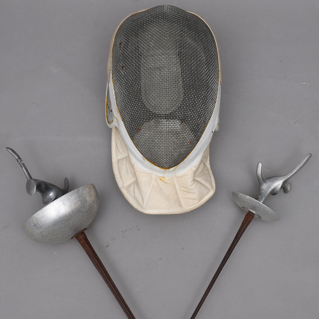 CASCO DE ESGRIMA Y PROTECCIONES, 3 partes.