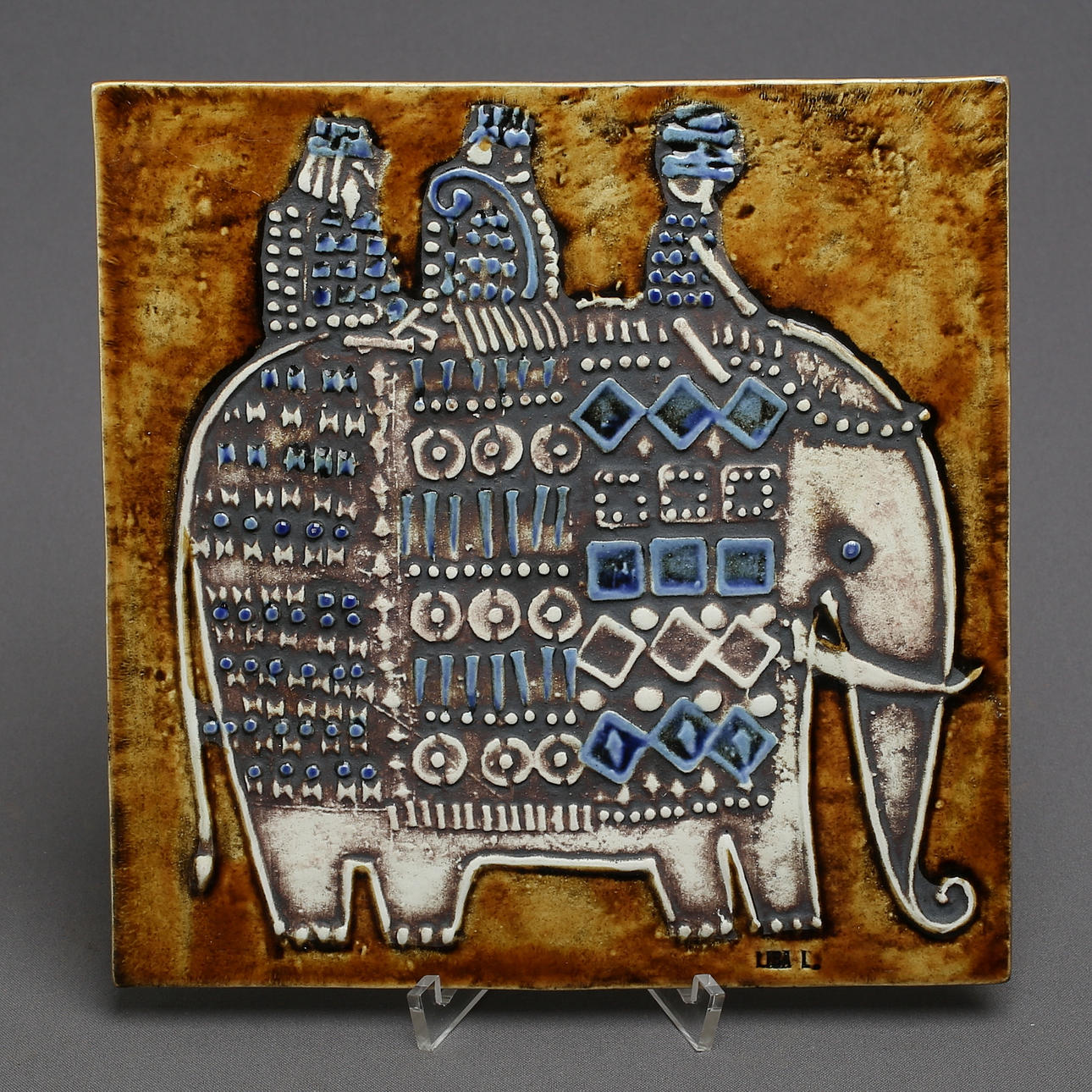 LISA LARSON. Placa, gres, elefante.