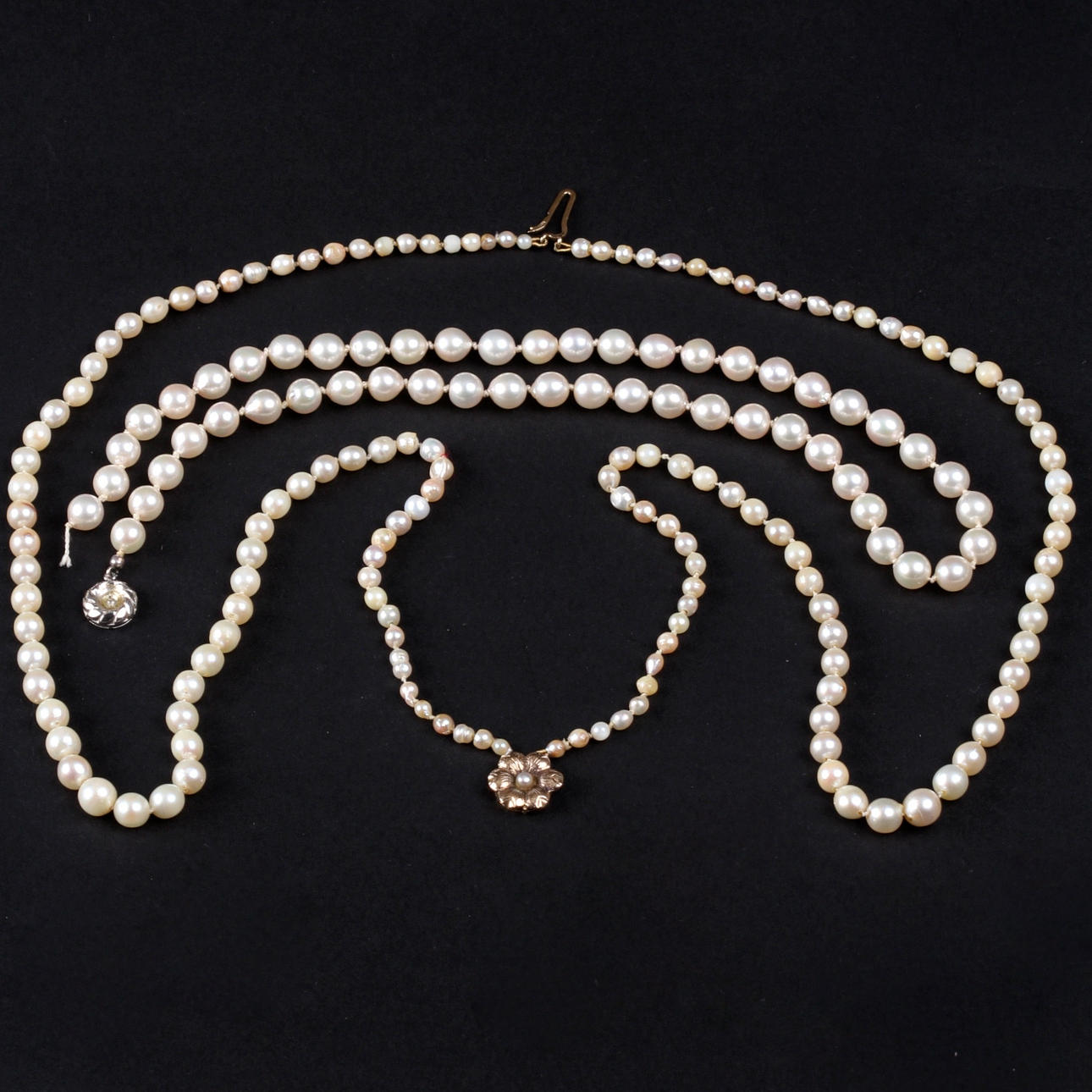 PÄRLCOLLIER, 2 st. Med silver och guldlås 9 k.