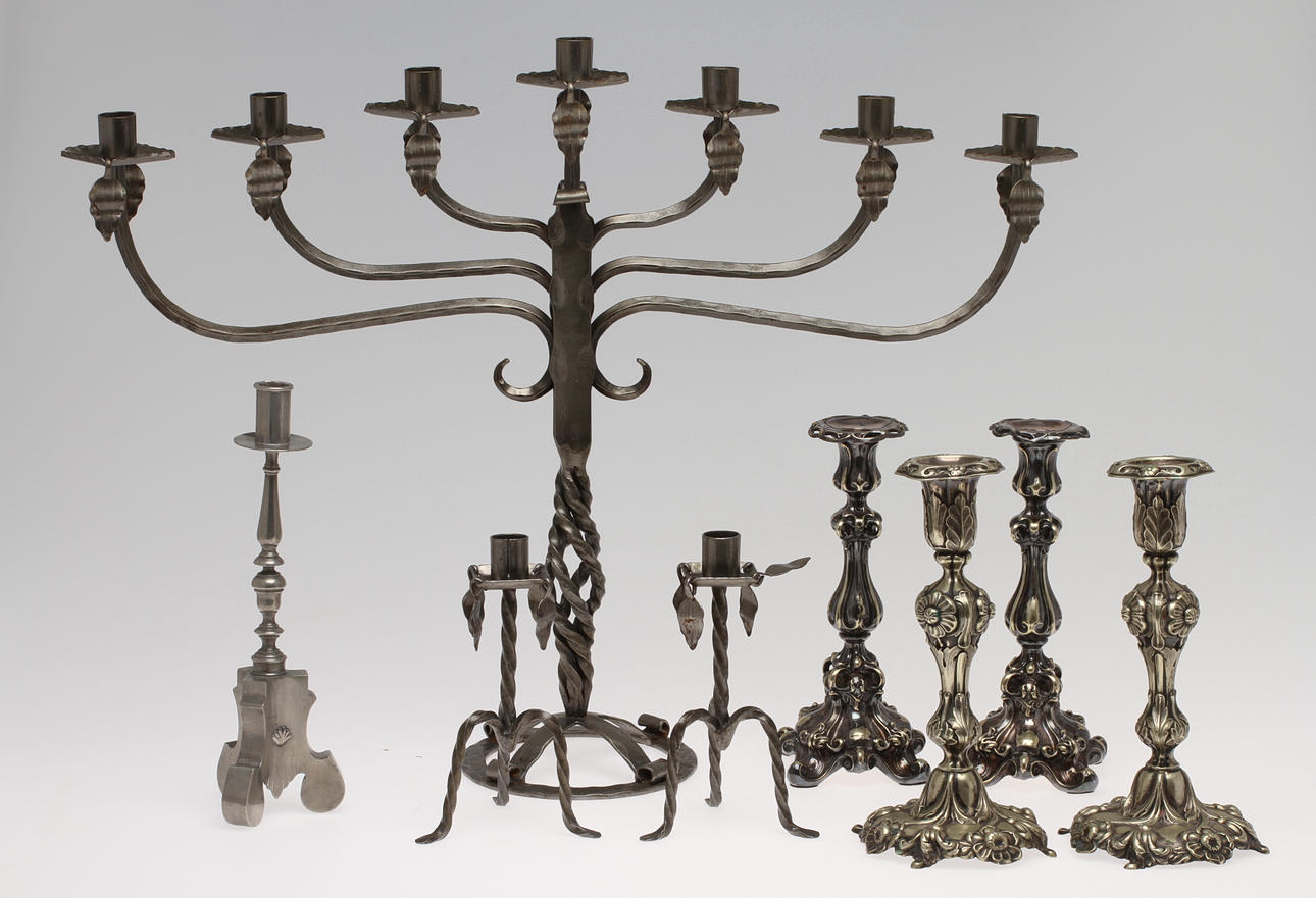 PARTI LJUSSTAKAR 7 st bland annat Firma Svenskt Tenn samt KANDELABER, smide. 1900-tal.