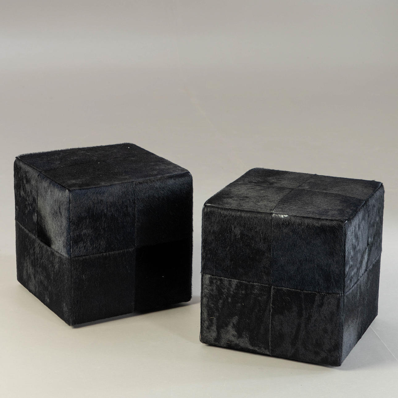 RODOLFO DORDONI. Minotti, 2 Hocker mit Kuhfell 'Villon'.