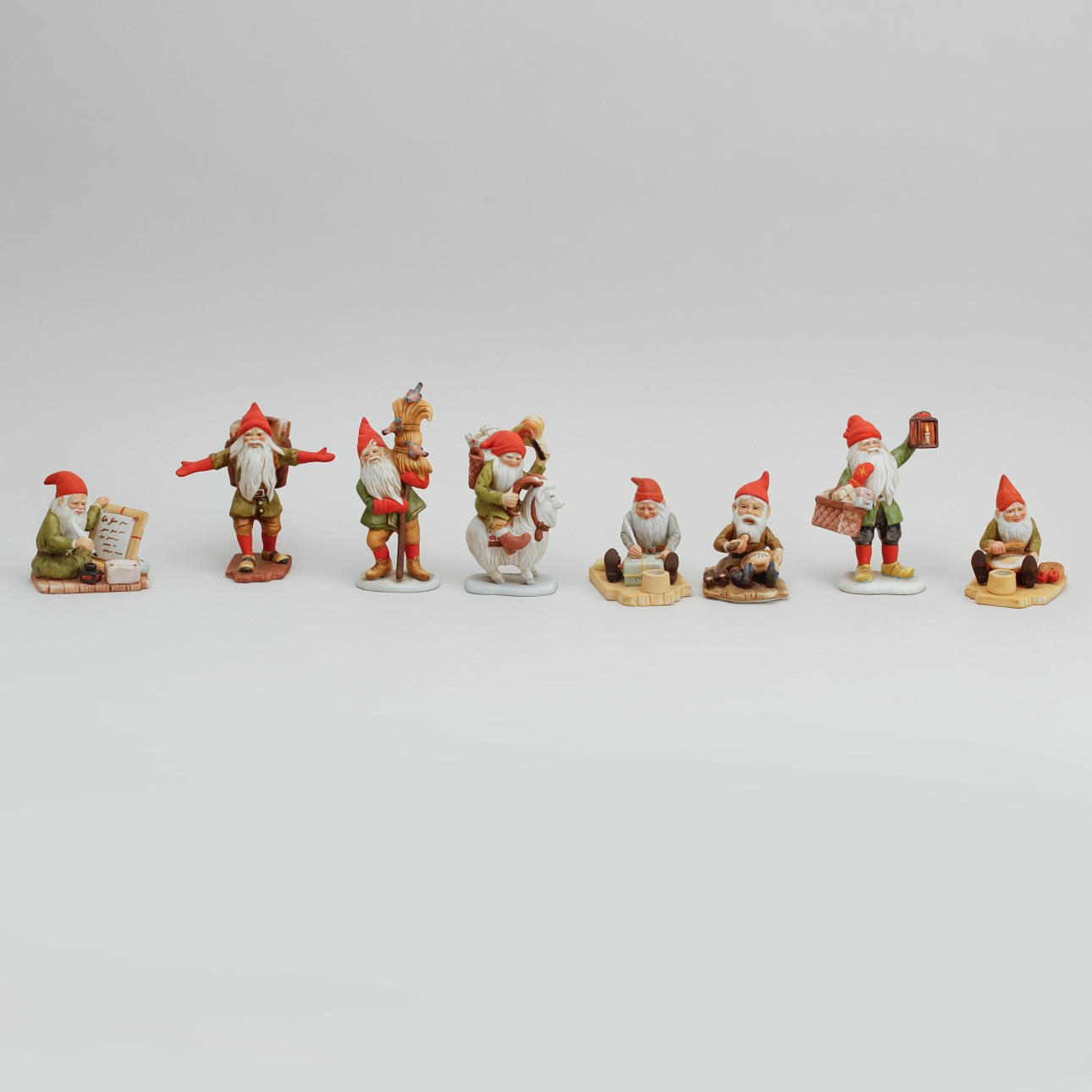 FIGURINER, 8 st, Jenny Nyström tomtar.