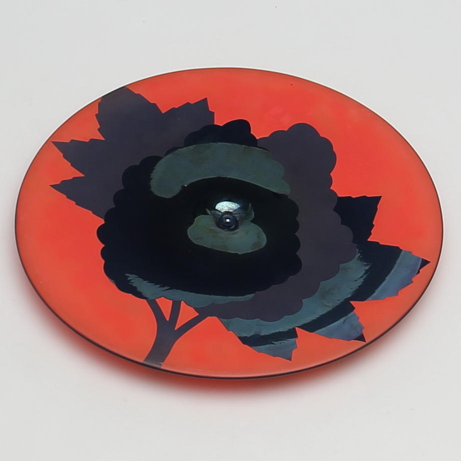 KERTTU NURMINEN. Väggfat. Glas. Motiv av löv. Notsjö. Nuutajärvi. Finland.