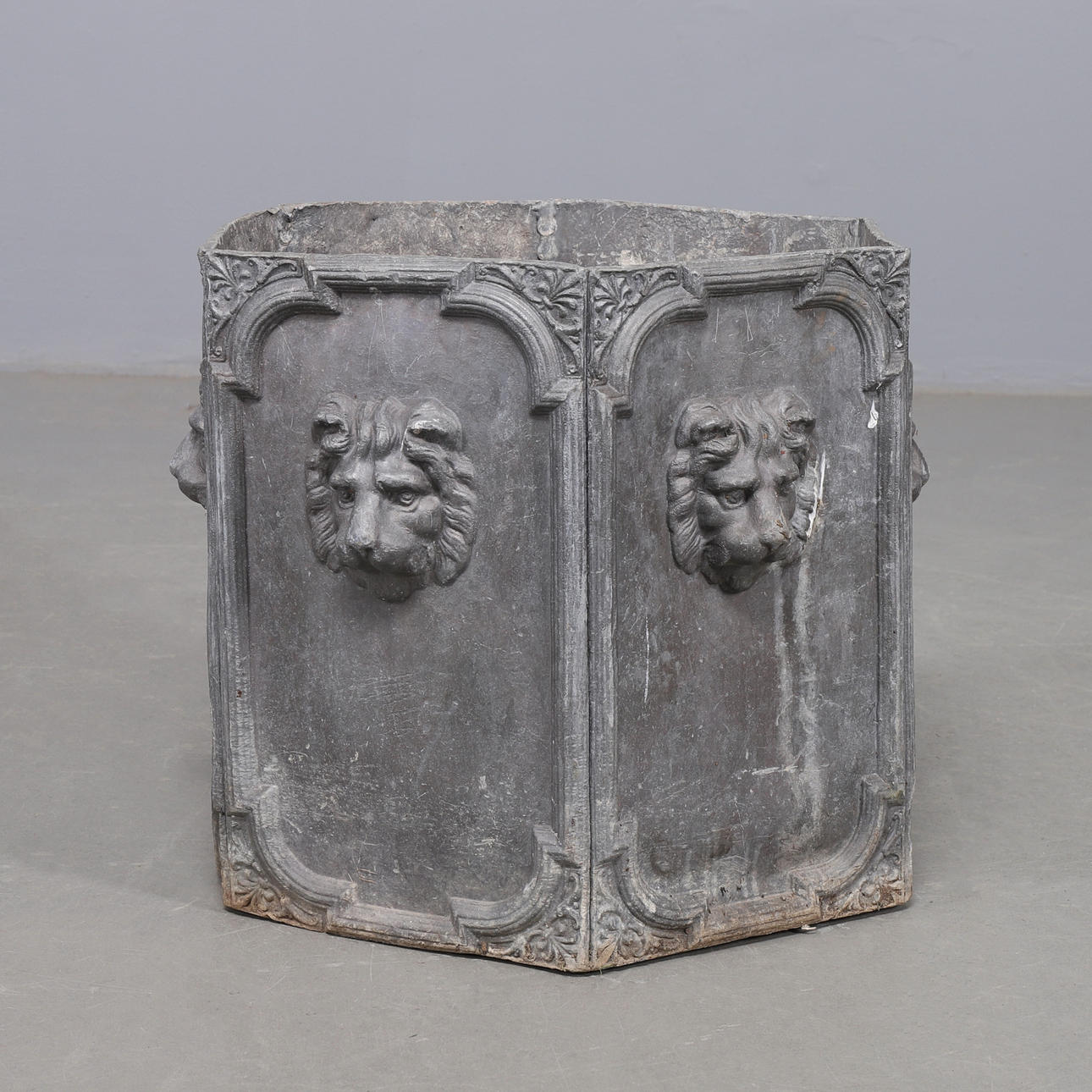 ISTUTUSALUS, lyijy, n. 1900.