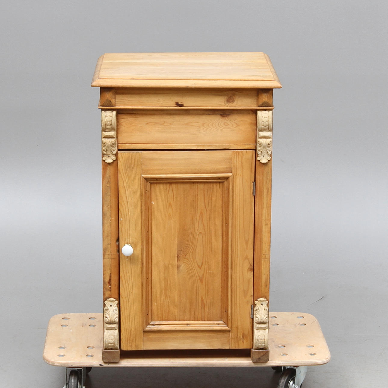 KOMOD, furu, omkring 1900.