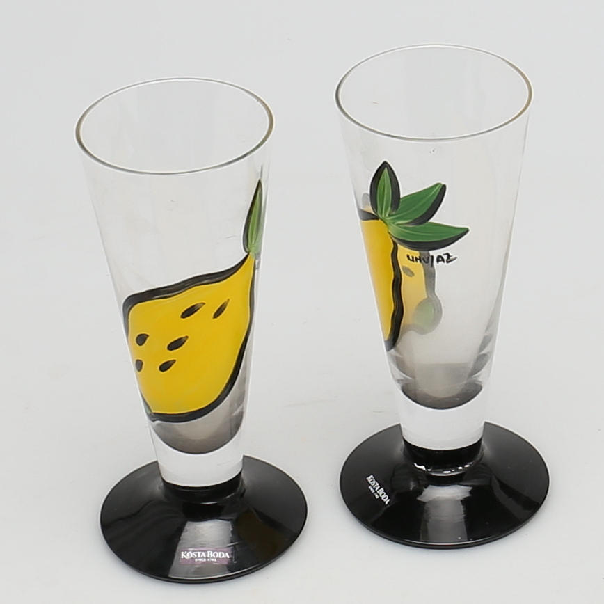 GLAS. 1 par. Ulrica Hydman Vallien. Kosta Boda. Målad dekor av citron.